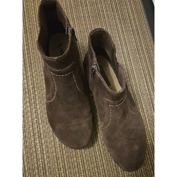 Clarks Collection brown seude womens ankle boots with 1 inch wedge size 8.5 M - Picture 5 of 7